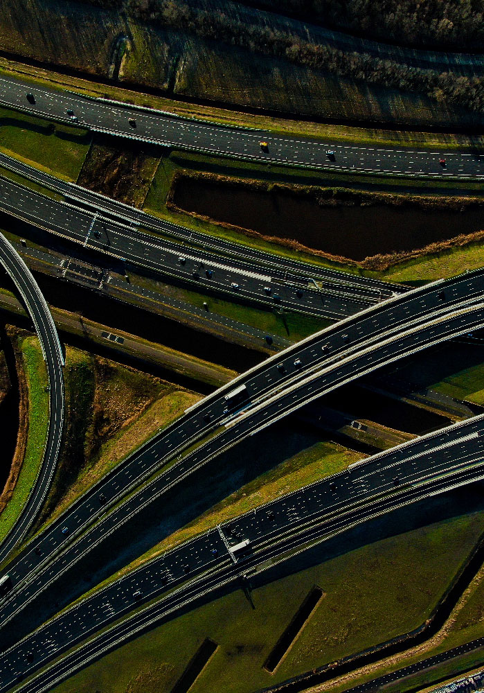 luchtfoto van verschillende wegen die overelkaar lopen