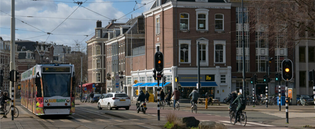Een straat in Utrecht met een diversiteit aan weggebruikers